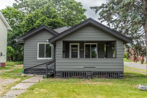 303 E Ravenwood Avenue, Youngstown, OH 44507