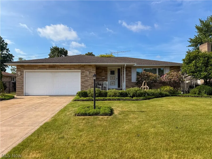 13665 Pawnee Trail, Middleburg Heights, OH 44130 - #2
