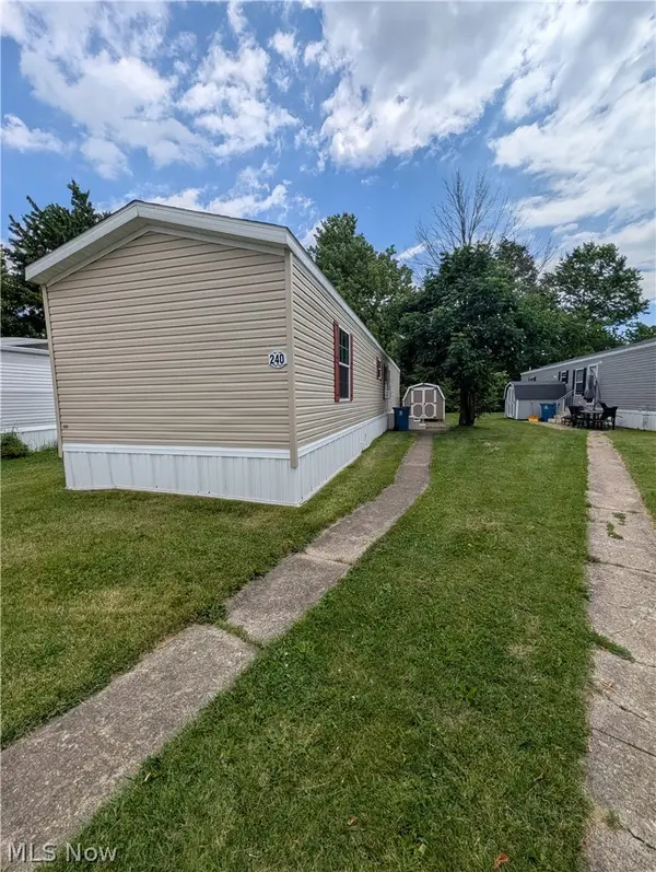 240 Cherry Bottom Glen, Elyria, OH 44035