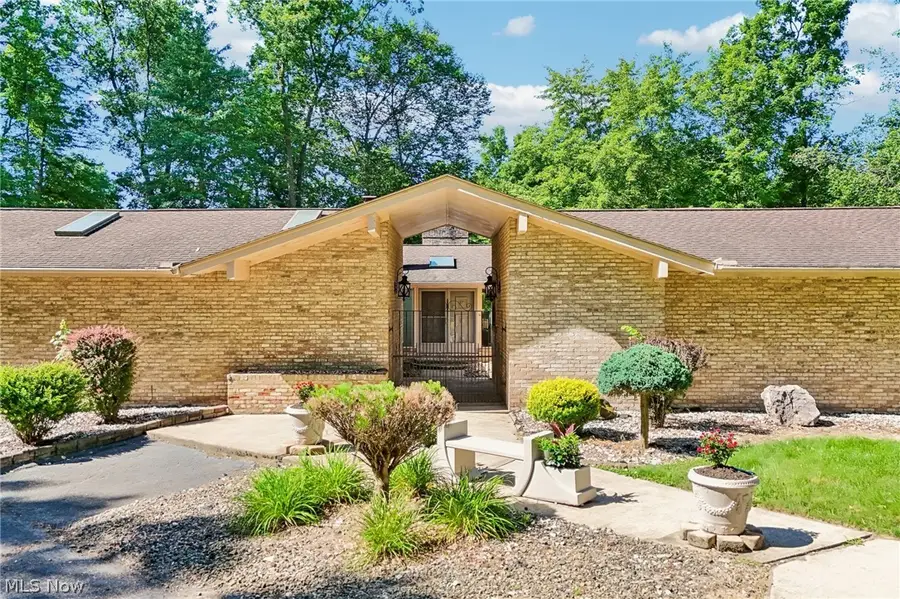 2141 Arms Drive, Girard, OH 44420 - #2