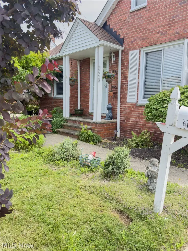 220 E 327th Street, Willowick, OH 44095 - #2