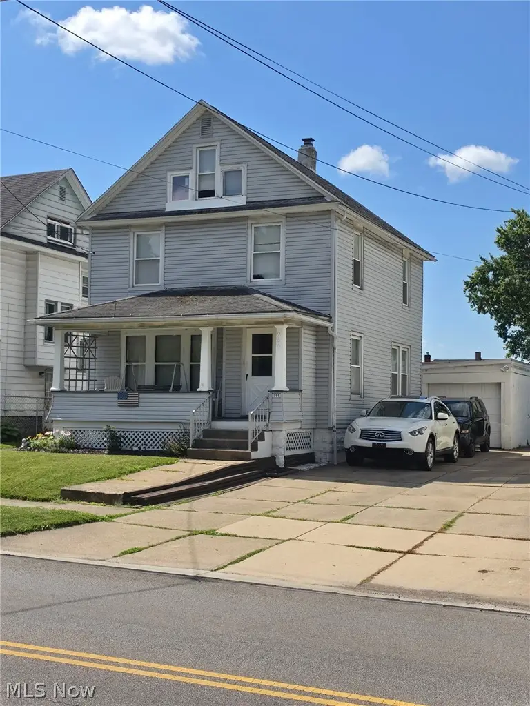 966 W Hopocan Avenue, Barberton, OH 44203 - #2