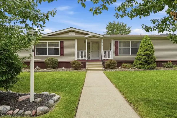 445 Pin Oak Circle, Elyria, OH 44035