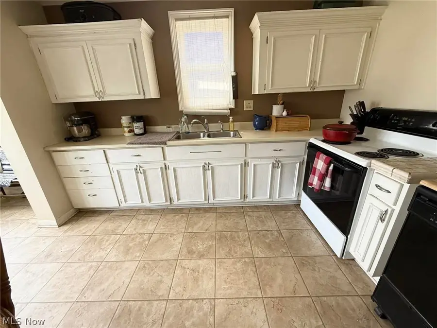 426 W 4th Street, Uhrichsville, OH 44683 - #3