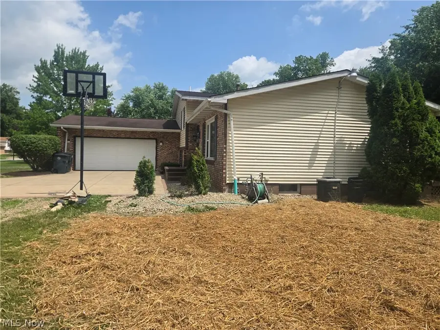 2042 Coit Nw Drive, Warren, OH 44485 - #3
