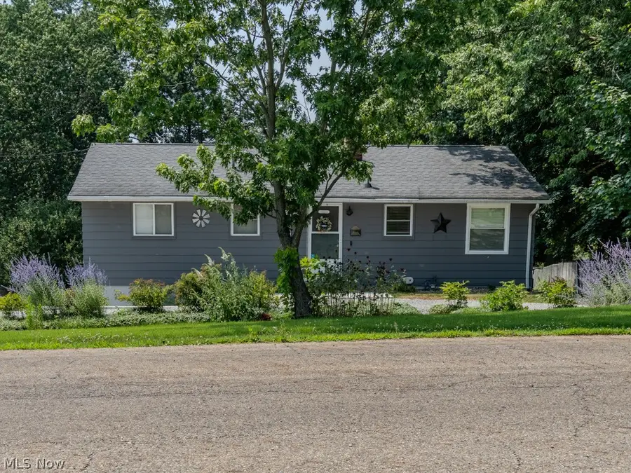 9811 Bellhaven Nw Avenue, Uniontown, OH 44685 - #3