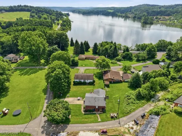 1114 Fiesta Sw Road, Dellroy, OH 44620