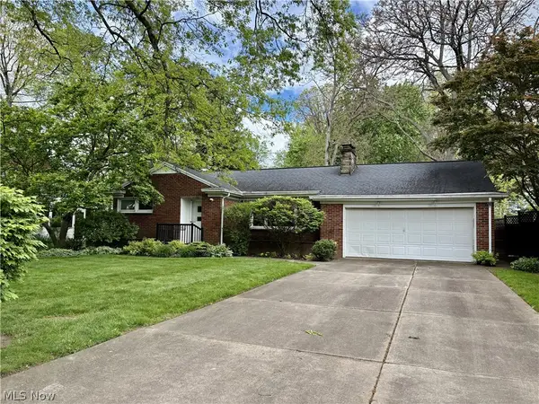 319 Bachtel Se Street, North Canton, OH 44720
