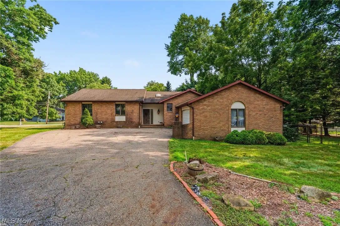 3602 Heatherwood Nw Circle, North Canton, OH 44720 - #1