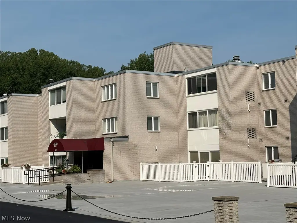 520 Meredith Lane #207, Cuyahoga Falls, OH 44223 - #1