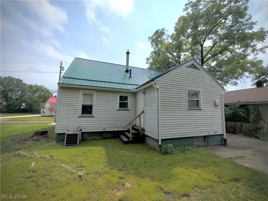 1049 Mckinley Ne Street, Warren, OH 44483 - #3