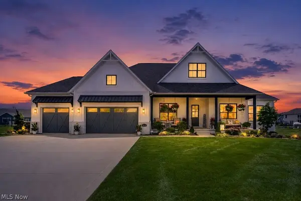 5740 Shadow Ridge Nw Circle, North Canton, OH 44720
