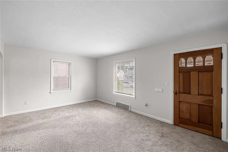 424 E 326th Street, Willowick, OH 44095 - #3
