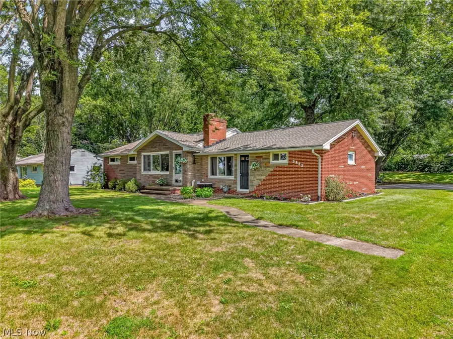 9842 Market N Avenue, Hartville, OH 44632 - #2