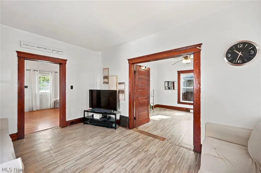 637 Dewey Avenue, Elyria, OH 44035 - #3
