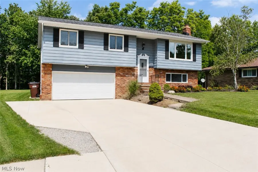 8920 Lakeview Circle, Parma, OH 44129 - #2