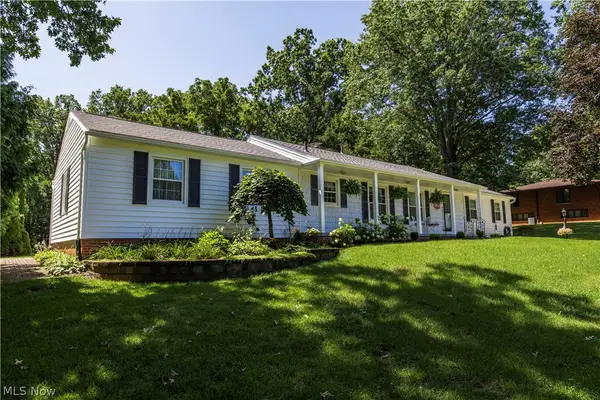 690 N Azalea Boulevard, Barberton, OH 44203