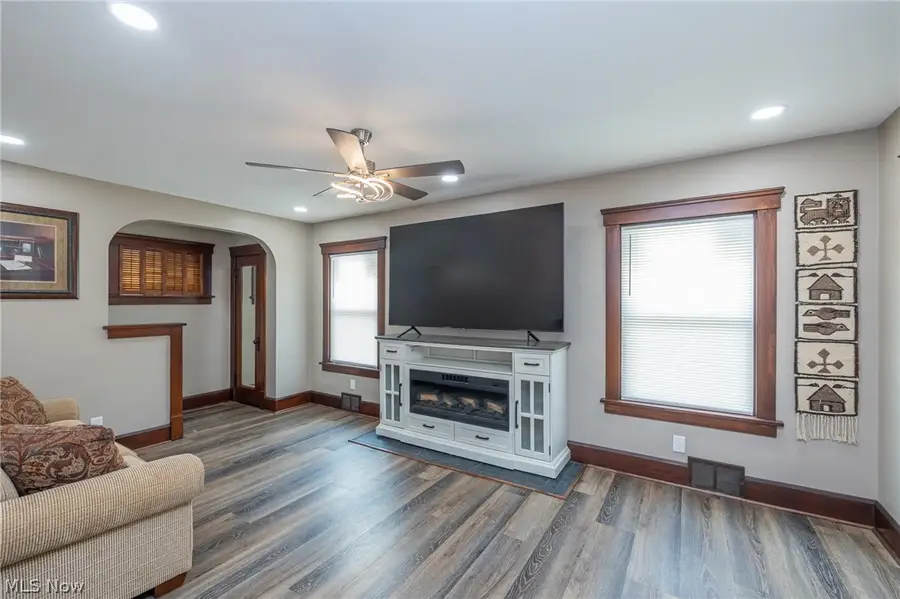 516 Bond Street, Elyria, OH 44035 - #3