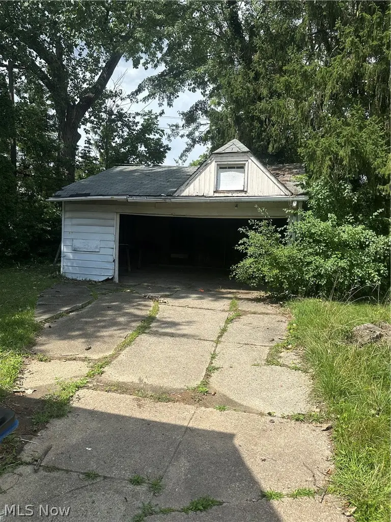 16015 S Lotus Drive, Cleveland, OH 44128 - #3