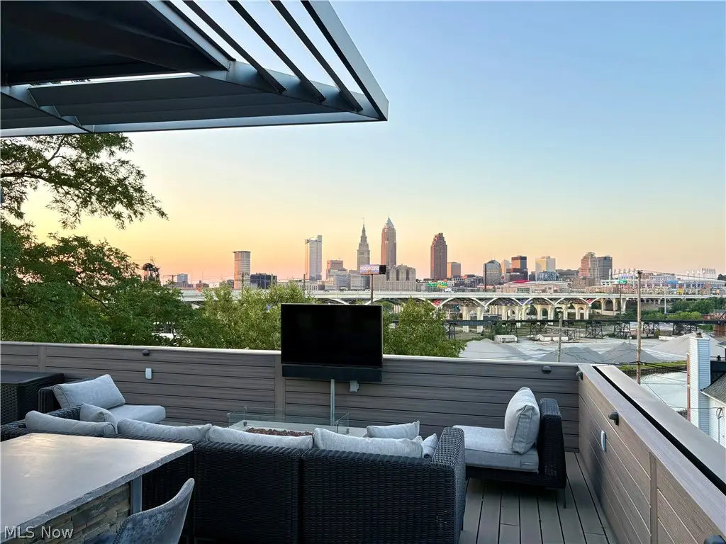 2040 W 11 Place, Cleveland, OH 44113 - #1
