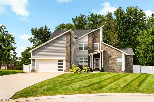 5585 Shadow Ridge Nw Circle, North Canton, OH 44720