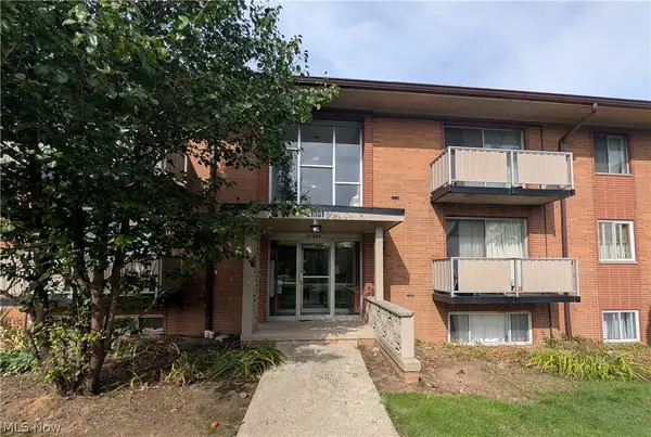 21801 River Oaks Drive #A2, Rocky River, OH 44116
