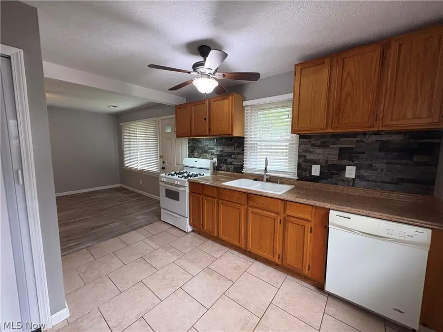 625 Delaware Avenue, Elyria, OH 44035 - #2