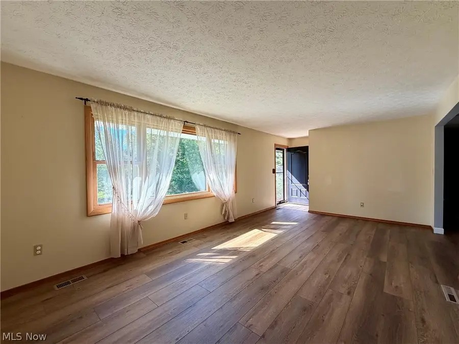 13047 Manor Drive, Chardon, OH 44024 - #3