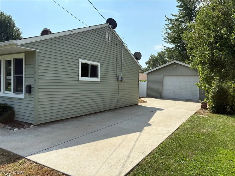 912 East Drive, Sheffield Lake, OH 44054 - #3