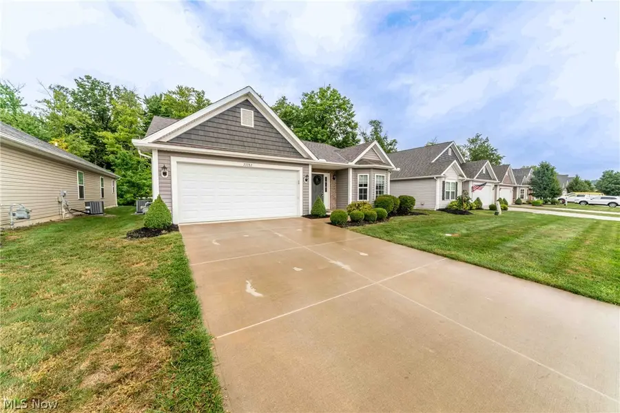 27282 Emerald N Oval, Olmsted, OH 44138 - #2
