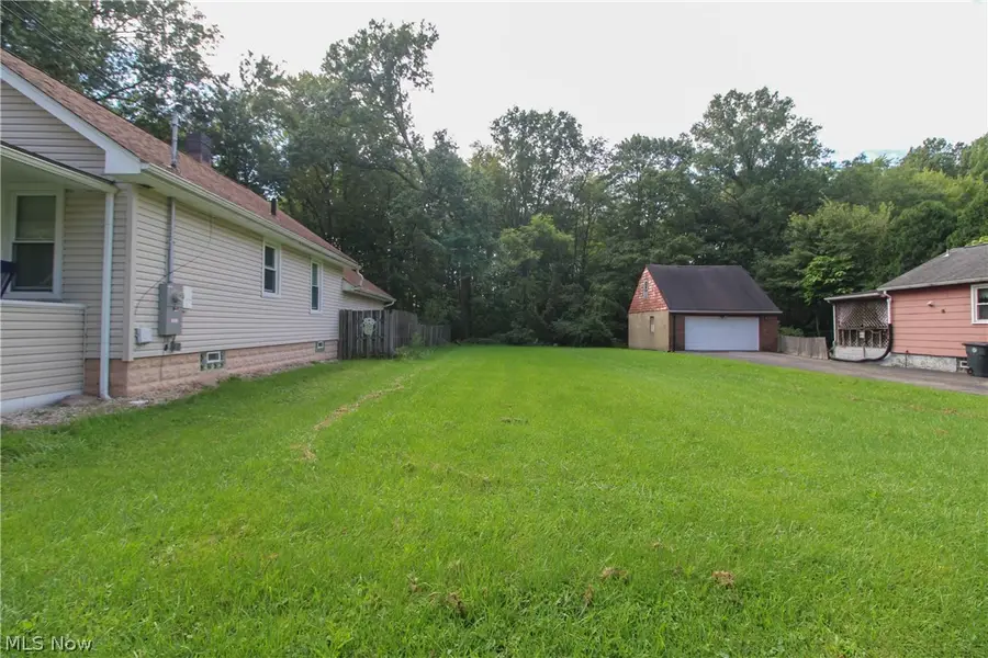 1069 Raymond Nw Street, Warren, OH 44485 - #2