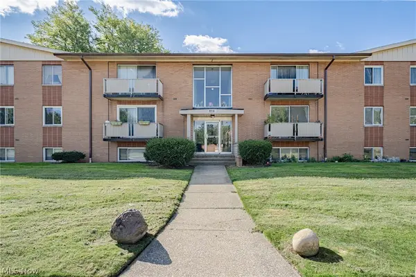 22051 River Oaks Drive #B11, Rocky River, OH 44116