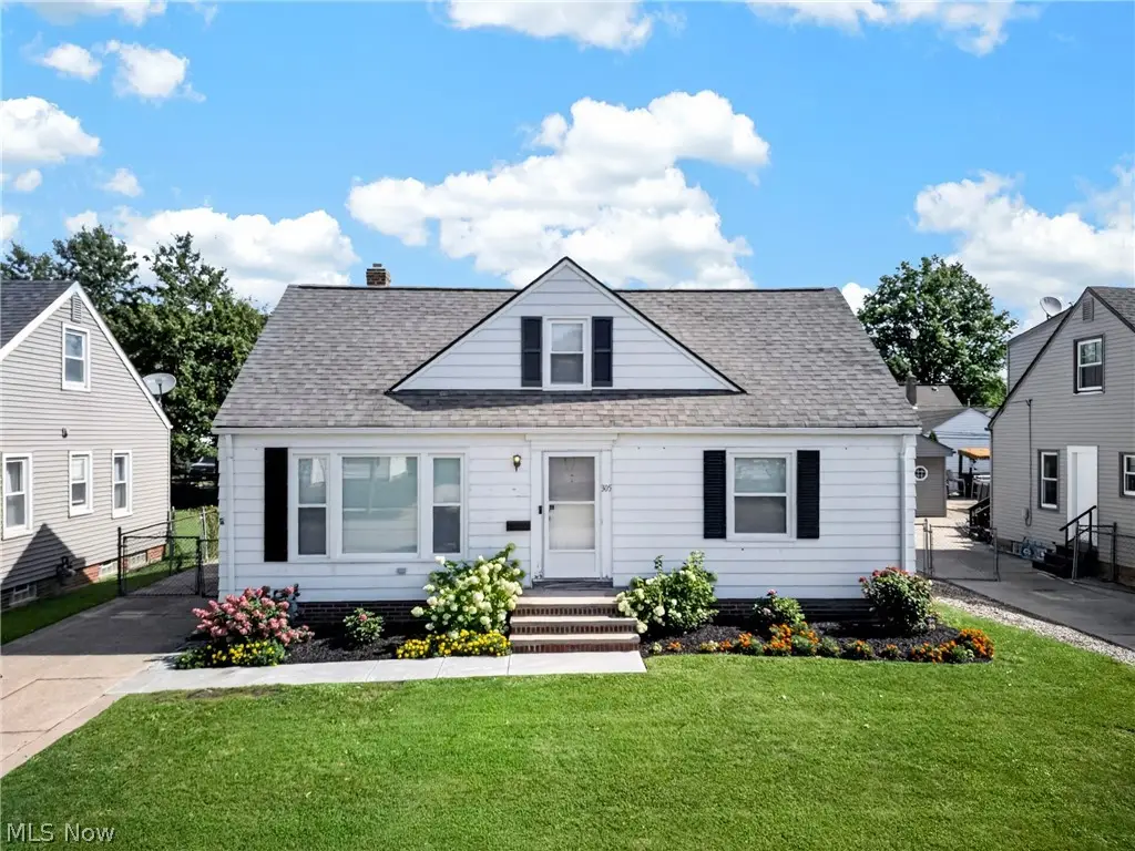 305 E 329th Street, Willowick, OH 44095 - #1