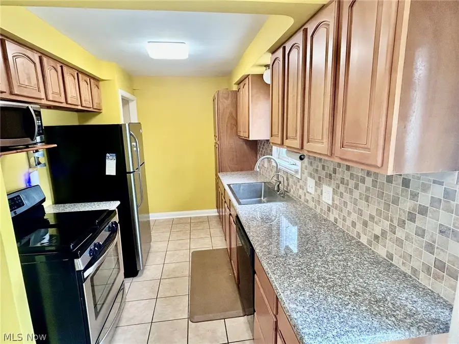 390 E 307th Street, Willowick, OH 44095 - #2