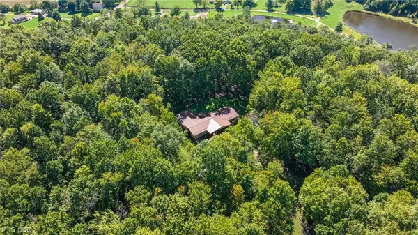 2038 Oldtown Valley Se Road, New Philadelphia, OH 44663