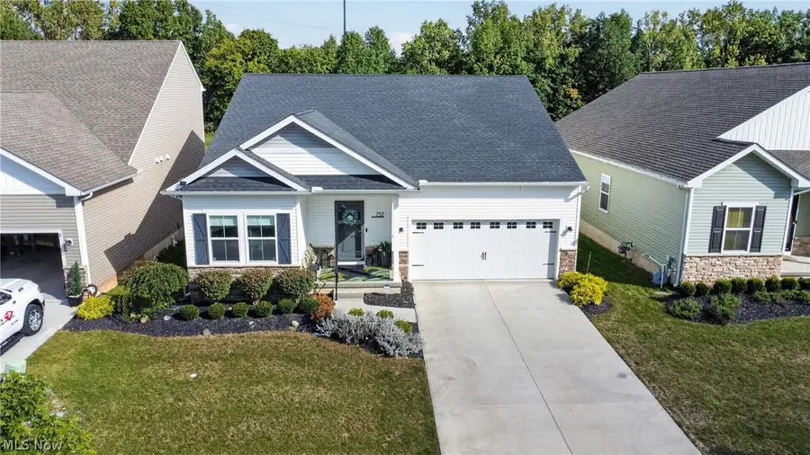 752 Hampshire Court, Amherst, OH 44001 - #3