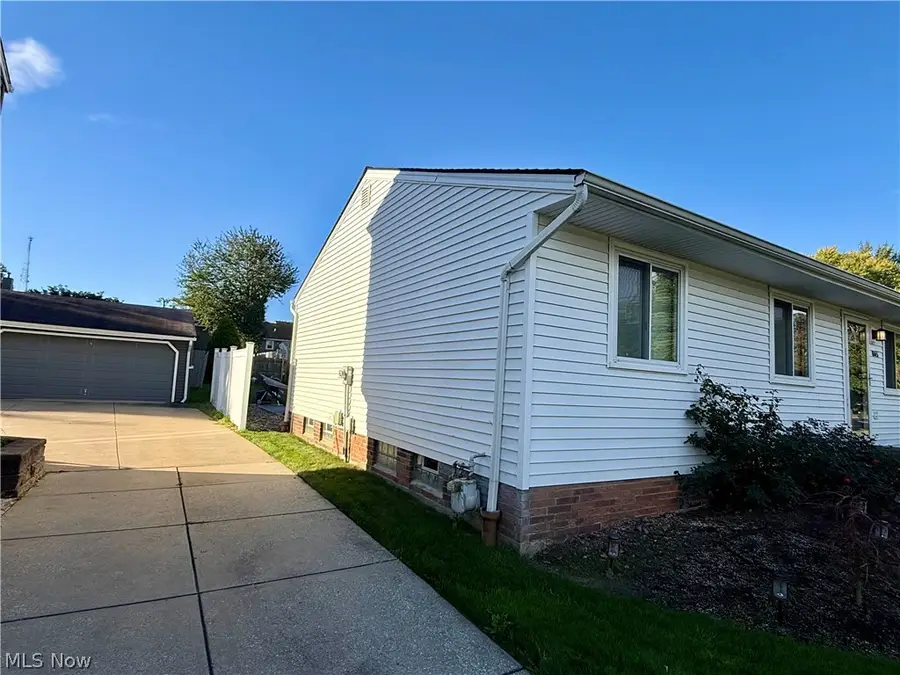 865 Pelley Drive, Cleveland, OH 44109 - #3