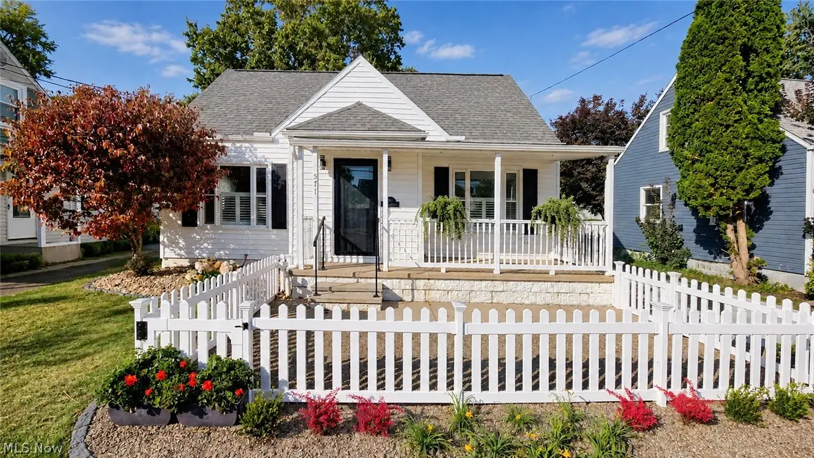 571 E Lake Avenue, Barberton, OH 44203 - #1