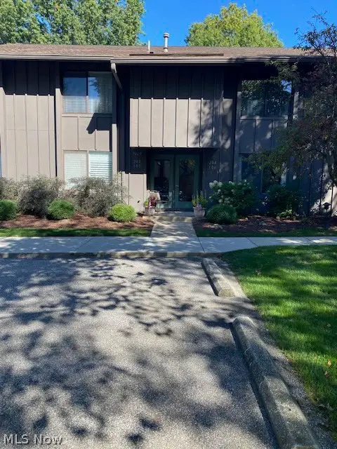 7465 Millrace Lane #102, Sagamore Hills, OH 44067