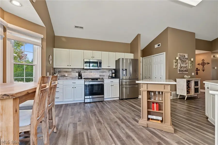 38585 N Bay Drive, Willoughby, OH 44094 - #3