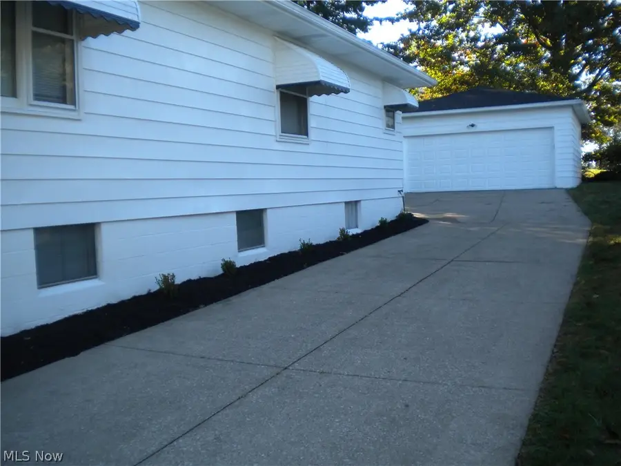 292 E Cassell Avenue, Barberton, OH 44203 - #2