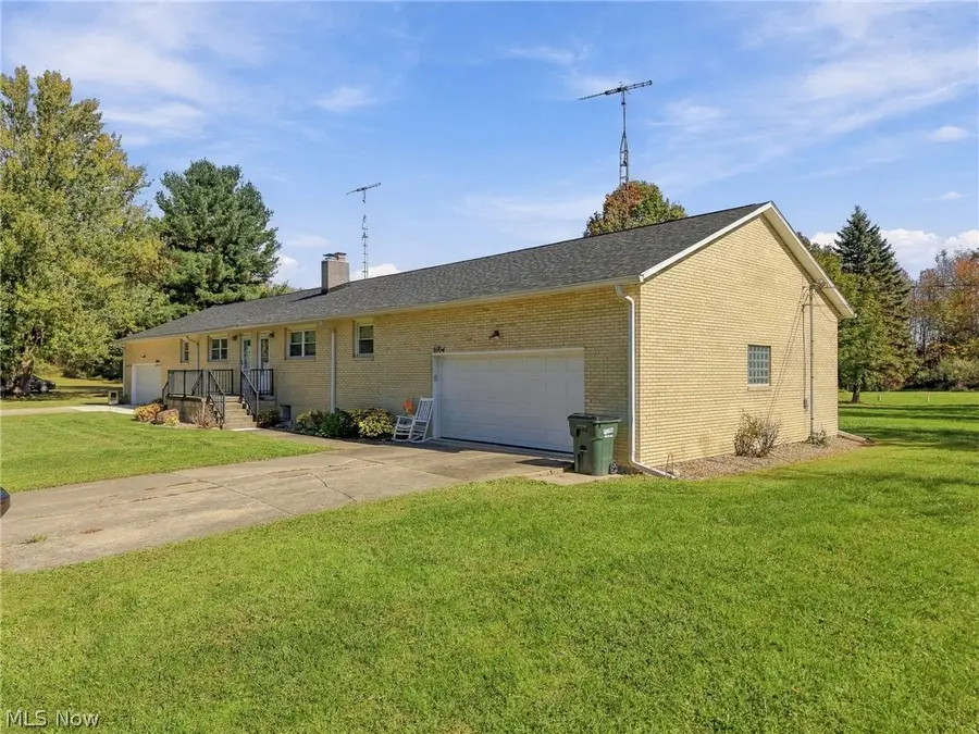 6904 Atlantic Ne Boulevard, Louisville, OH 44641 - #3