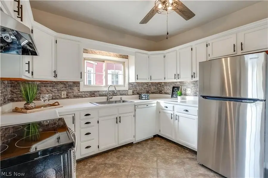 806 23rd Nw Street, Canton, OH 44708 - #3