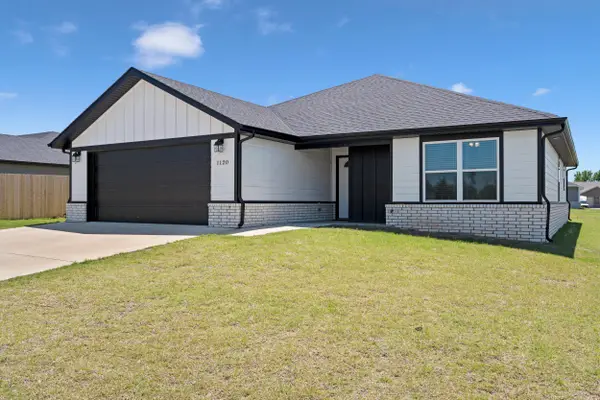 1120 Center Court Circle, Grove, OK 74344