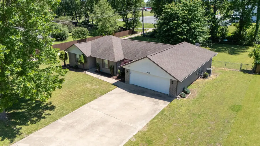 608 E 10th Street, Grove, OK 74344 - #2