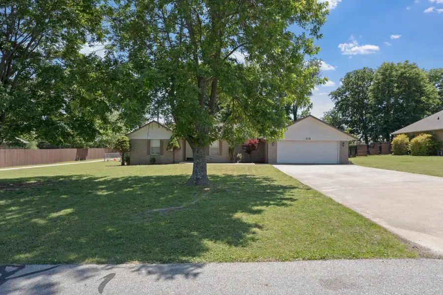 608 E 10th Street, Grove, OK 74344 - #3