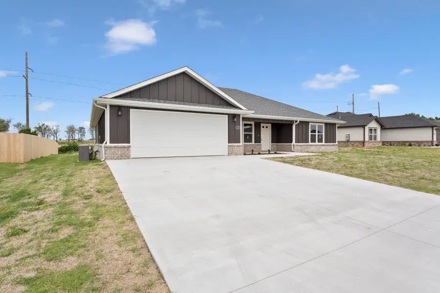 1127 Center Court Circle, Grove, OK 74344 - #2