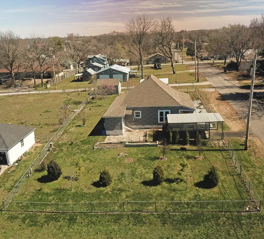407 W 6th Street, Grove, OK 74344 - #2