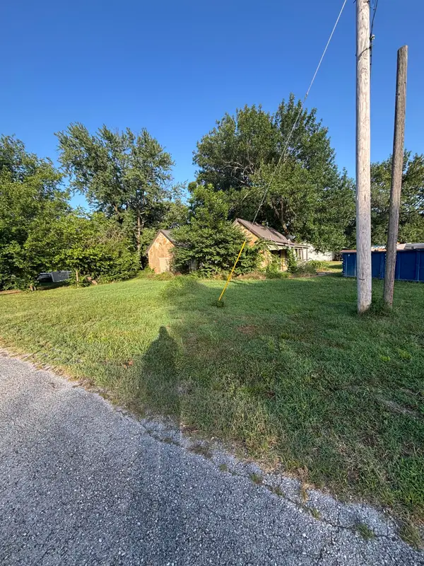 302 S Perry Street, Fairland, OK 74343