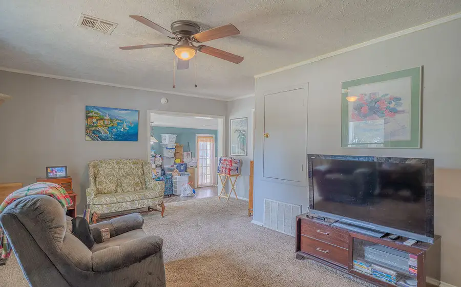 725 E Street, Miami, OK 74354 - #3